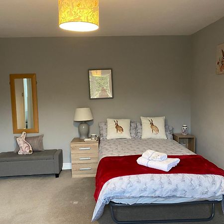 Little Hare Lodge - Spacious 2 Bedroom Attached Bungalow 우드홀스파 외부 사진