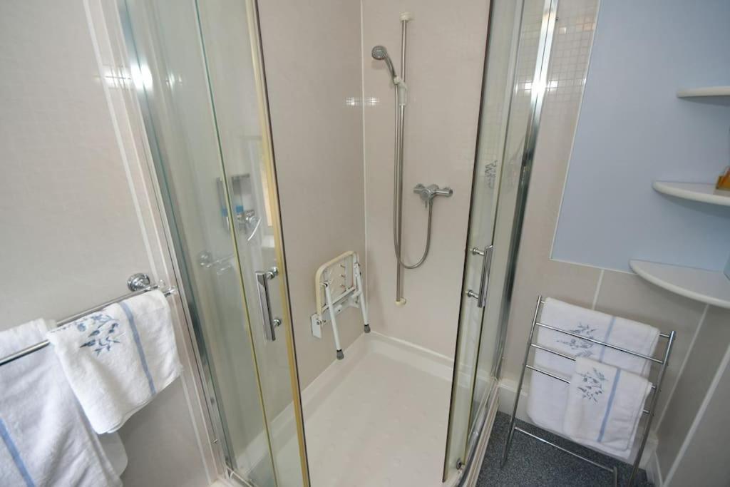 Little Hare Lodge - Spacious 2 Bedroom Attached Bungalow 우드홀스파 외부 사진