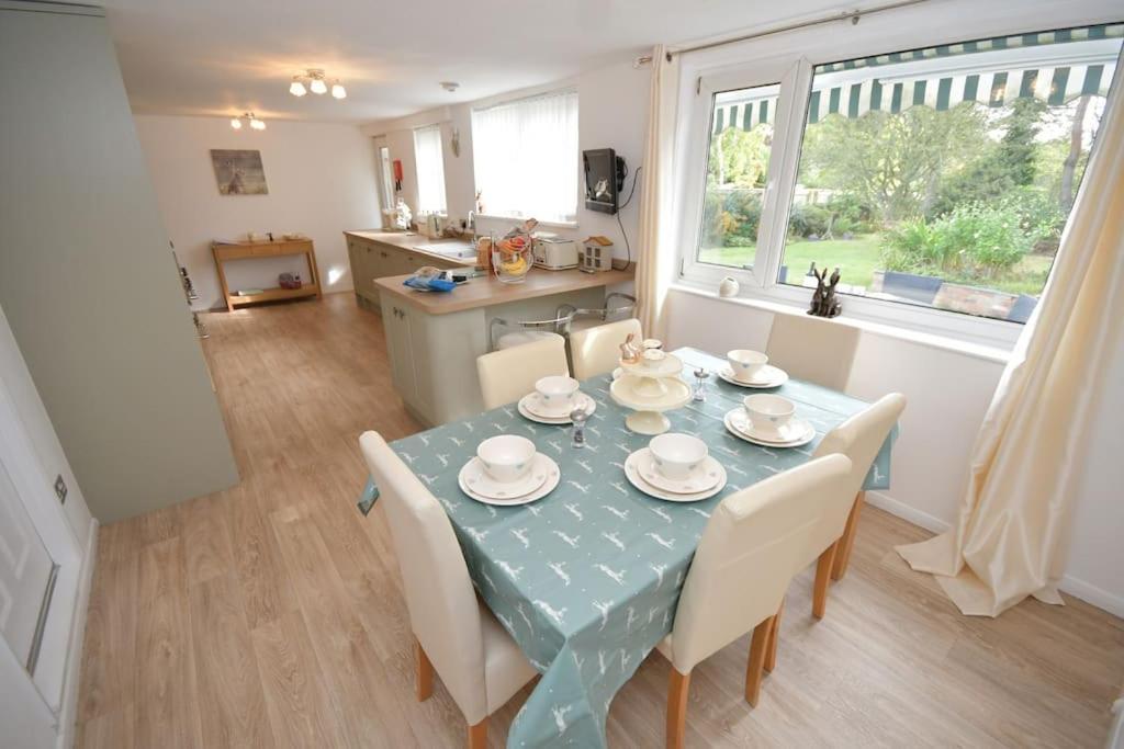 Little Hare Lodge - Spacious 2 Bedroom Attached Bungalow 우드홀스파 외부 사진