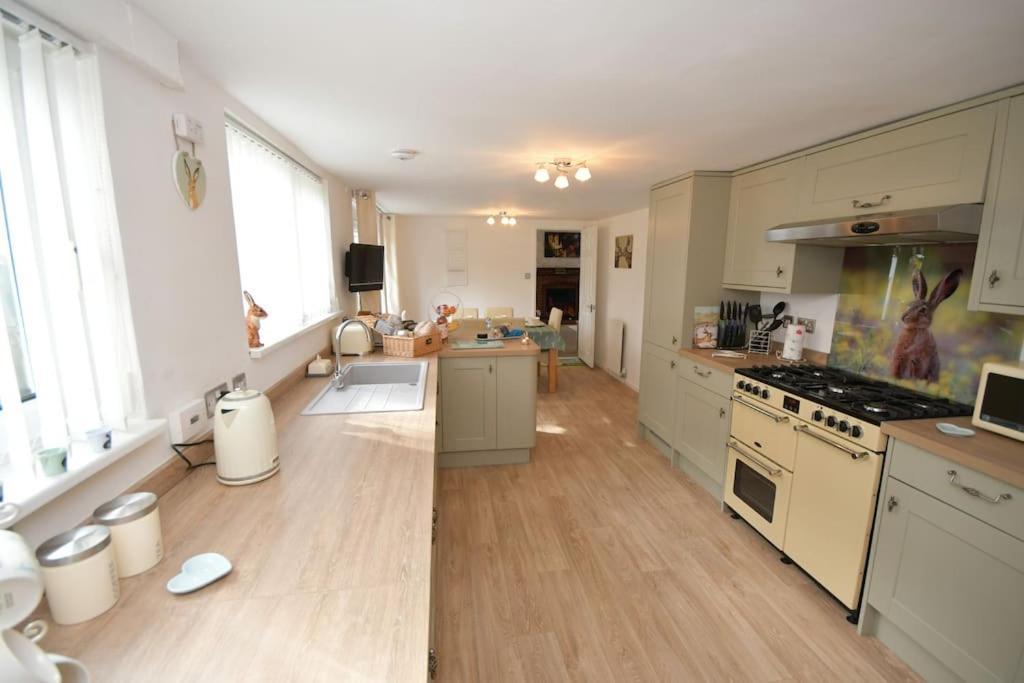 Little Hare Lodge - Spacious 2 Bedroom Attached Bungalow 우드홀스파 외부 사진