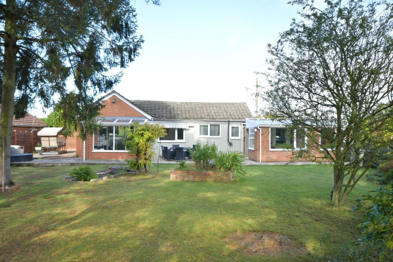 Little Hare Lodge - Spacious 2 Bedroom Attached Bungalow 우드홀스파 외부 사진