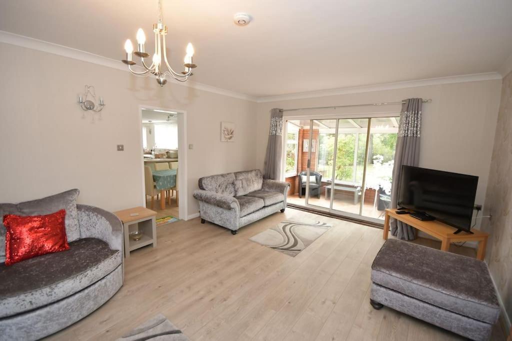 Little Hare Lodge - Spacious 2 Bedroom Attached Bungalow 우드홀스파 외부 사진
