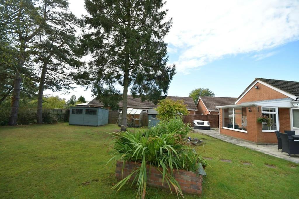 Little Hare Lodge - Spacious 2 Bedroom Attached Bungalow 우드홀스파 외부 사진