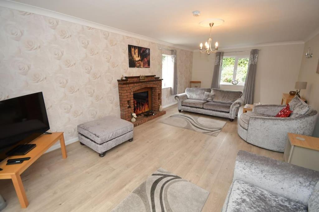 Little Hare Lodge - Spacious 2 Bedroom Attached Bungalow 우드홀스파 외부 사진