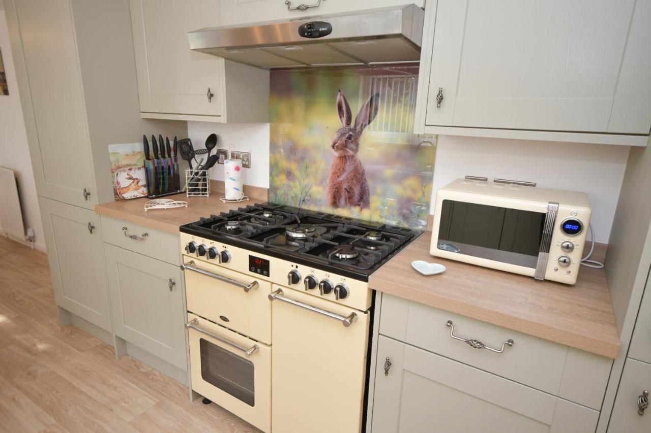 Little Hare Lodge - Spacious 2 Bedroom Attached Bungalow 우드홀스파 외부 사진